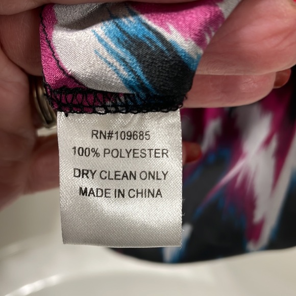 Rylee & Quinn cold shoulder A line Top . Excellent condition . SZ Large - Picture 4 of 4